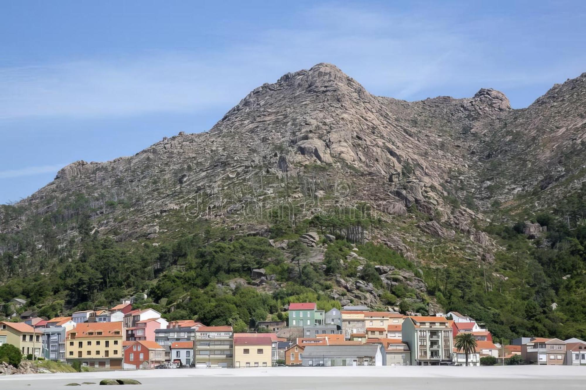 Appartamento Acogedor ático a pie de mar y montaña. O Pindo Esterno foto
