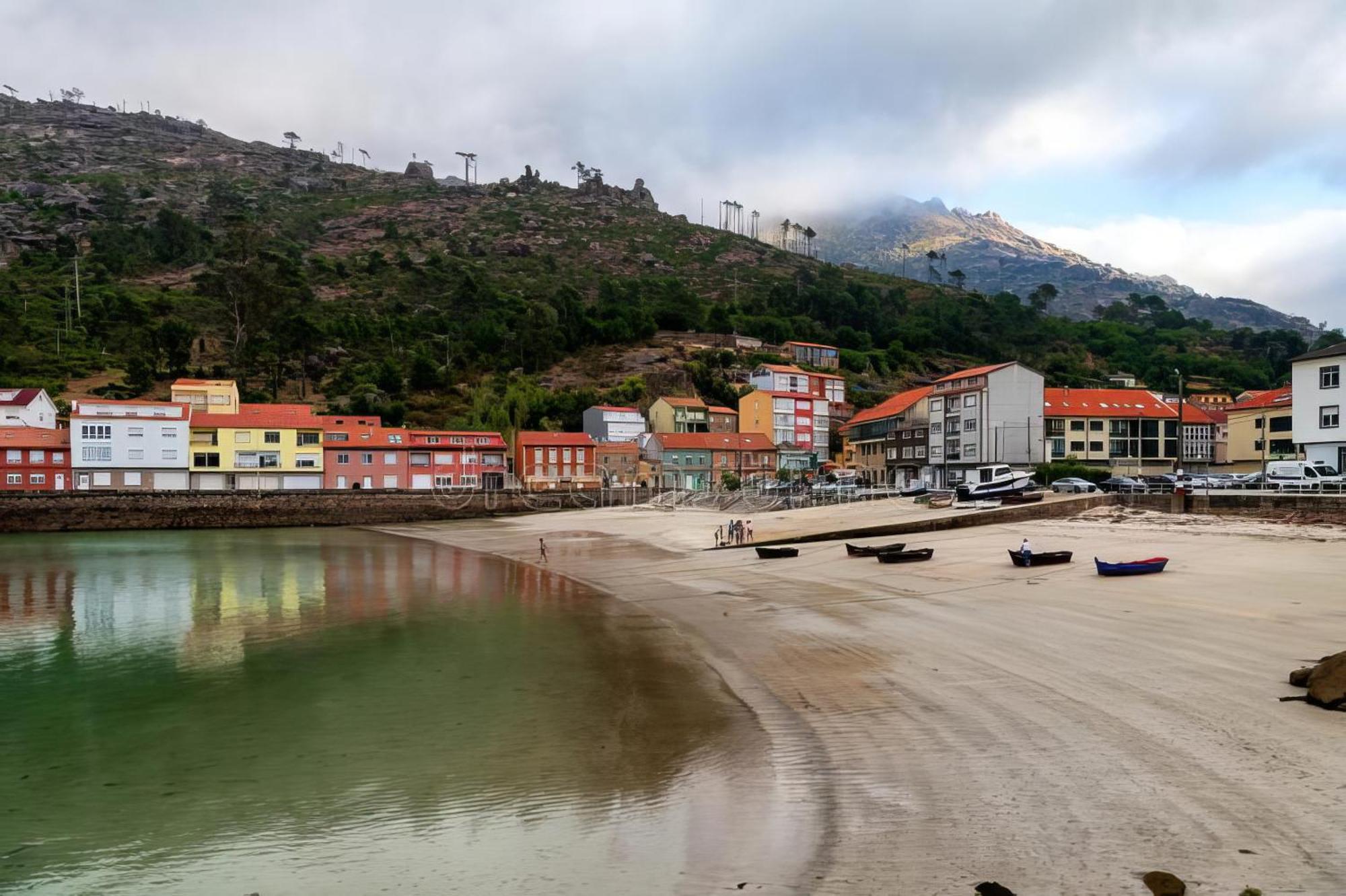 Appartamento Acogedor ático a pie de mar y montaña. O Pindo Esterno foto
