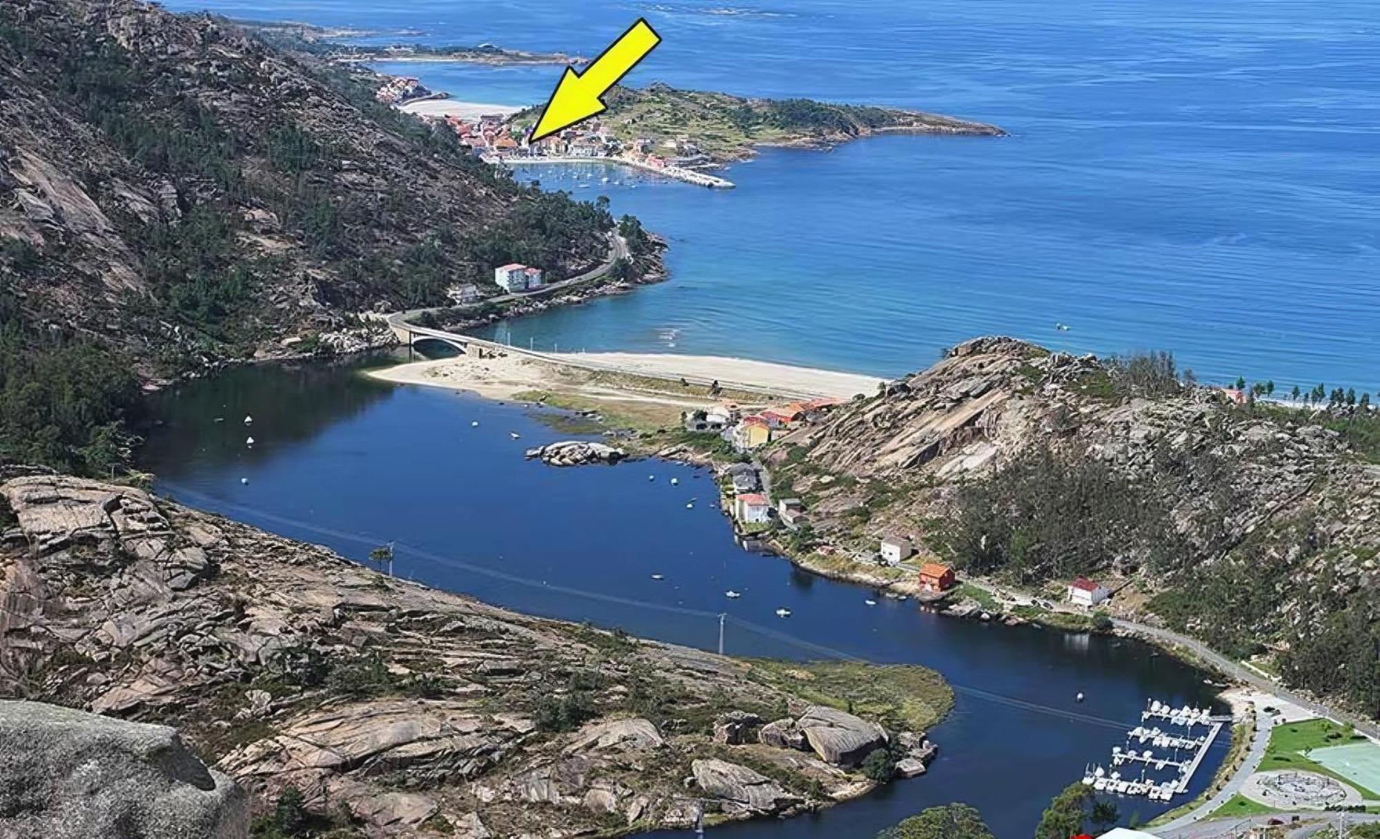 Appartamento Acogedor ático a pie de mar y montaña. O Pindo Esterno foto